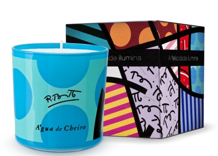 Água de Cheiro lança velas aromatizadas com castiçais assinados por Romero Britto